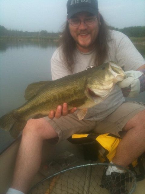 monster bass_35235325235.jpg - Adam caught this Largemouth Bass using a wacky rigged 6" Powerbait worm in natural colour. The Fish was 21.5 in long and 14 in in girth! Great Job Adam !